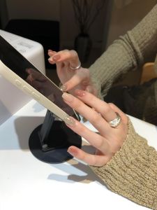 2025 ใหม่ แผ่นเล็บสวมใส่แบบมือทำสีพื้นสีนู้ดสีสันสดใส แผ่นเล็บสวมใส่แบบตัวอักษรสีตัดกันแบบแยกได้ สีขาว