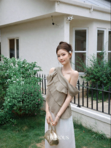 THROUS | Áo kiểu nữ xếp lớp trễ vai chất liệu Tencel phối bèo nhún