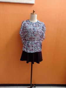 atasan wanira biru muda pastel motif bunga merah DETAILS cewek M lengan batwing kerja kuliah blouse pinggang karet