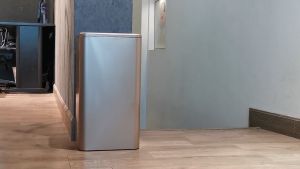 Tempat Sampah Stainless Steel 12L Tutup Swing Anti Bau Desain Modern untuk Dapur dan Ruang Tamu