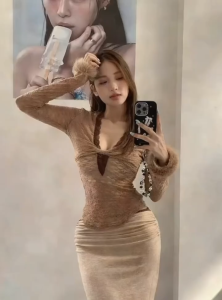 STRพร้อมส่ง🍊🍂 เสื้อแขนยาวผู้หญิ่ง คอวีสุดเซ็กซี่แต่งขอบลูกไม้สีน้ำตาล ดีไซน์ขนตรงปลายแขน ดูแพง ทรงเข้ารูป สไตล์ฝรั่งเศส