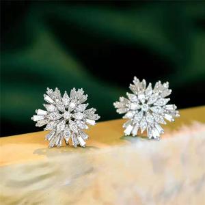 Huitan Sparkling Snowflake Women Stud Earrings Elegant Christmas Charming Jewelry Lady Festival Party Accessories for Xmas Gift
