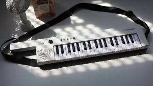 《302》[ammoon]37 Keys Guitar Electronic Keyboard / Piano with Shoulder Strap  Microphone Audio CableType-C USB Cable User Manual (English)