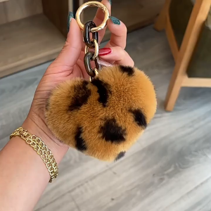 (สินค้าส่งจากไทย) 022-003 พวงกุญแจ รูปหัวใจ ลายเสือดาว จี้ห้อยกระเป๋า หัวใจขนปุยนุ่ม