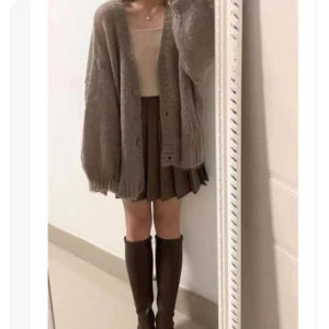 เสื้อคาร์ดิแกนถักแขนโคมไฟสไตล์ย้อนยุคสำหรับผู้หญิง ฤดูใบไม้ร่วง 2025 ใหม่ ทรงหลวม แขนยาว ปกติ แขนยาว ปกติ