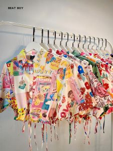 หวาน แขนสั้นย้อนยุคสไตล์ฮ่องกงเผ็ด เชือกรูด เสื้อเชิ้ตลายดอก ผู้หญิง ฤดูร้อน 2024 ใหม่ เรียบหรู เสื้อเชิ้ตสั้นชุดเล็ก