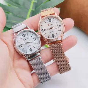 นาฬิกาข้อมือทรงกลม  ตัวเลขชัดเจน และสายนาฬิกาแบบแม่เหล็ก ทำให้ดูเรียบง่ายแต่มีสไตล์ แบรนด์แท้