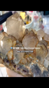 A natural old mine quartz cluster where clear quartz grows on an amethyst base老矿铁染黄感白水晶|生长紫晶基底原矿晶簇