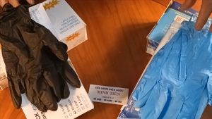 Găng tay bao tay cao su màu xanh da trời màu đen với 3 kích thước lựa chọn gồm Size  S M L mềm mại dẻo giai bền chắc không gây hại da tay.