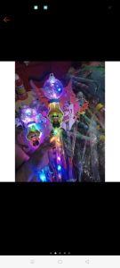 Lampu LED Labubu Kuromi Lampion Obor Takbiran Menyambut Hari Raya - 5 karakter bercahaya dengan pegangan spiral dan latar belakang berwarna-warni.