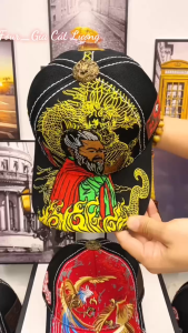 Mũ Lưỡi Trai Thêu Nhân Vật Gia Cát Lượng Nút Đồng Cao Cấp