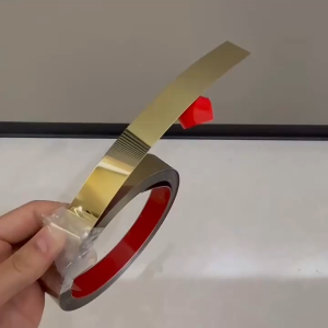La cuộn inox có keo màu vàng gương cuộn 10m cuộn la inox màu đồng gương có sẵn keo tự thi công đơn gian