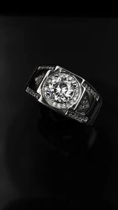 แหวนเพชรโมอีสผู้ชาย 1 กะรัต ตัวเรือนเงินแท้ 92.5% บ่าฝังเพชรทรงโมเดริน์ รุ่น F2005