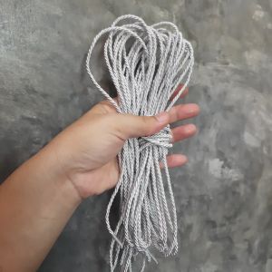 เชื้อกเกลียว เส้นเงา มันวาว สีเงินขาว ขนาดเส้น 4 มิล ยาวเส้นละ 120 วินาที แพ็คละ 10 เส้น ปลายเส้นหุ้ม ปลอกพลาสติก ใช้ในงานทั่วไป งาน DIY ซึ่งมีราคาสูงและสามารถทำการติดต่อผู้ซื้อได้ง่าย