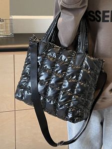 Fall Winter New Style Large Capacity Lightweight Womens Tote Bag for Class And Commuting Durable Cotton Canvas Zipper Closure