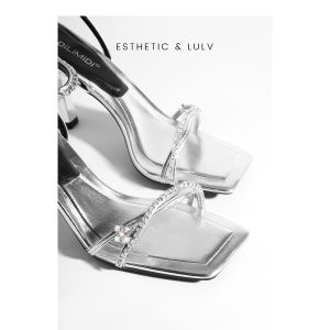 รองเท้าแตะส้นสูงสีเงินสำหรับผู้หญิง ทรงหัวเหลี่ยม สายรัดข้างเดียว ทรงหัวเหลี่ยม รองเท้าแตะส้นสูงแบบฝรั่งเศส รองเท้าแตะส้นสูงใหม่ 2025