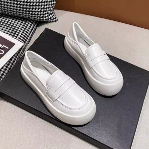 รองเท้าหนังสีขาวสไตล์เกาหลีสำหรับผู้หญิงในฤดูใบไม้ผลิและฤดูใบไม้ร่วง รองเท้าสวมแบบสวมสบาย พื้นยาง กันลื่น ระบายอากาศได้ดี