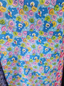 ผ้าเมตร หลา หมี เทดดี้ แบร์ teddybear คอตตอนทีซี ลายการ์ตูน แคร์แบร์ หน้ากว้าง 45 นิ้ว ปูโต๊ะ ถ่ายพร๊อพ ฉาก ม่าน