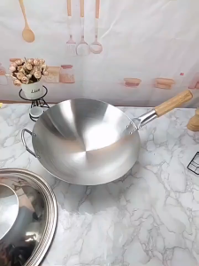 ปีกระทะสแตนเลสด้ามไม้ด้ามจับ ป้องกันติดอาหาร ร้อนเร็ว ทนทาน น้ำหนักเบา เหมาะสำหรับเตาแก๊สและเตาถ่าน