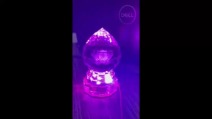 Đèn đá pha lê hình giọt nước với đế trong suốt và dây điện đỏ.