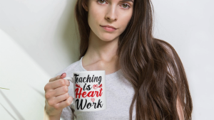 คูลเลอร์คิง Teaching Is Heart Work แก้วกาแฟ 11 ออนซ์ สีขาว – เหมาะสำหรับชา กาแฟ และของขวัญ ของที่ระลึก