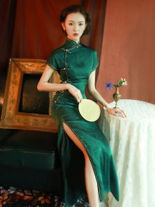 Retro Style Green Qipao for Women with High Slit and Slim Fit Chinese Traditional Design Long-Sleeve Daily Wear Dress