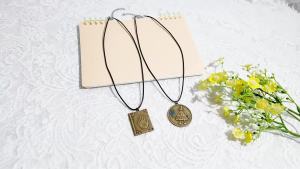 Bandai | Dây Chuyền Gravity Falls The Town Choker Màu Nâu Với Mặt Dây Chuyền Hình Chú Heo Dễ Thương Và Cuốn Sách Mặt Dây Chuyền Phong Cách Hoạt Hình Dành Cho Cả Nam Và Nữ