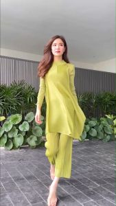 เสื้อแพตเทิร์น สวยเกร๋ ทรงคอปีน ซีทรูเกร๋กรุบ โดนใจมากกก กางเกงเอวสมอค อัดพลีส ยืดหยุ่นได้ดี คร้าาา 🥰 รูปแบบขนาดเล็กๆ สวยด้วย มีฟรุ๊งฟริ๊ง แขนยาว คุณพลาสติกแน่นสุดๆ