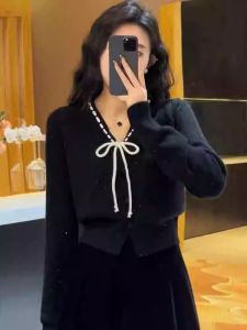 เสื้อสเวตเตอร์ถักสั้นสไตล์ชิ้นเล็กสำหรับผู้หญิงในฤดูใบไม้ร่วงปี 2025 เสื้อคลุมคาร์ดิแกนถักเปิดคอวีแบบใหม่สำหรับผู้หญิง