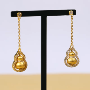 Chow Sang Sang 周生生 999.9 24K Pure Gold Cultural Blessings Diamond Gourd Earrings for Women 95841E
