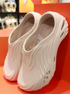 Crocs | Dép Clog Đế Dày Thiết Kế Sóng Cho Ngoài Trời