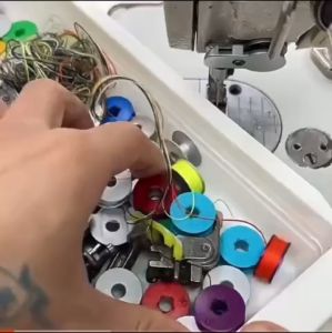 Đế đựng suốt có nam châm hít cố định vào máy may