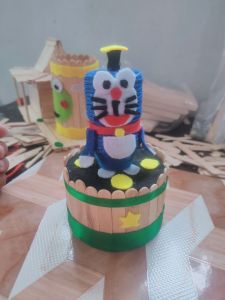 Doraemon lucu perakarya kerajinan  dari botol bekas dan stik es krim