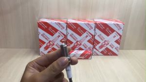 Bộ 4 Bugi Toyota Denso Iridium 2 cực xe Innova Fortuner Ren 14 Chân Dài- Bạch Kim Mã tương ướng IKH20TT