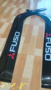 Vè che mưa xe tải FUSO dùng gắn cho xe tải fuso canter 1.9T đến 5T được làm bằng nhựa dẻo đen sáng bóng bao đẹp có sẵn keo dán(giá 1 cặp).at09