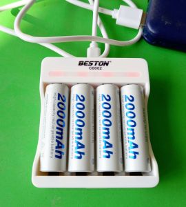 Combo 4 pin sạc Beston AA 2000mAh kèm sạc 4 khe (cổng) BST-C8002 đầu găm usb