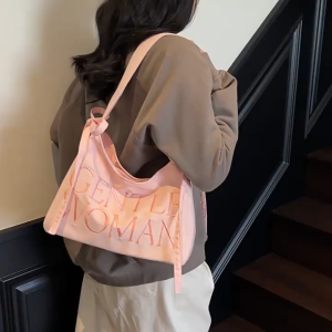 MOUSSON  กระเป๋าสะพายไหล่ปักลายตัวอักษร Gentlewoman