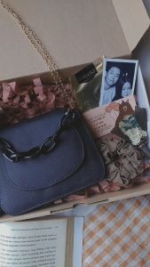Kado Cewek Hampers Beata Korean Sling Bag - Gift box Ulangtahun Wisuda Wedding by Mocchiato