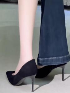 เรียบหรู รองเท้าส้นสูงกํามะหยี่ ผู้หญิง รองเท้า สีดำ รองเท้าทํางานส้นบางชี้นิ้วเท้าสบายรองเท้าสํานักงานรุ่นใหม่ปี 2024