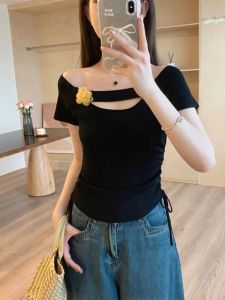 เสื้อยืดคอกว้างแขนสั้นถักสีพื้นสำหรับผู้หญิงในช่วงฤดูร้อน เสื้อตัวบนเข้ารูปแบบสั้นพร้อมเชือกผูกเอว