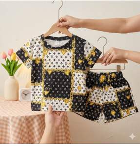 Setelan anak perempuan /set Aloha kei putih hitam dengan motif kotak-kotak dan rantai emas. Terdiri dari kaos lengan pendek dan celana pendek.