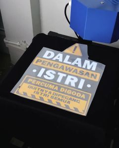 Desain Kaos Keren - Kaos Kata Pasangan DPI Duit Dipegang Istri Bahan Combed 20s Lembut Nyaman Standar Distro