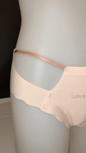 Dasi bergelombang berongga mulus dari dekat pakaian dalam wanita