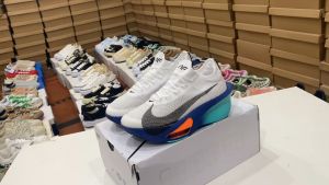 รองเท้าวิ่ง สีขาว น้ำหนักเบา กันลื่น รับแรงกระแทกได้ดี วิ่งมาราธอน ออกกำลังกาย การันตีคุณภาพ