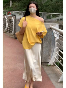 YUEZHONGWEI | Áo thun dệt kim lụa lạnh màu vàng hở vai mùa hè rộng rãi cho nữ phong cách Pháp nhỏ sang trọng tay ngắn cổ chữ V