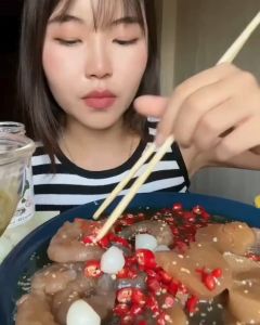 แม่จินต์ กระเทียมโทนดองสูตรหวานน้อย น้ำหนักสุทธิ 280 กรัม (1 ปอนด์)