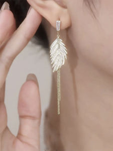 Leaf Tassel Earrings Luxury Sensation Silver Needle Unique Design Womens Fashion Jewelry Fresh out Alloy Embedded Artificial Gemstones
