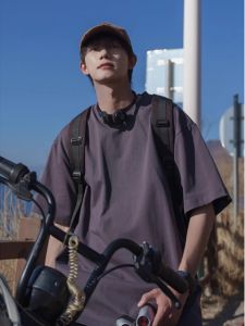 เสื้อยืดคอกลมแขนสั้นทรงหลวมสำหรับผู้ชาย สีเทาเข้ม ทรงย้อนยุค เอฟเฟกต์ 3 มิติ ทรงหลวม ใส่ได้ทุกวัน เสื้อเชิ้ต