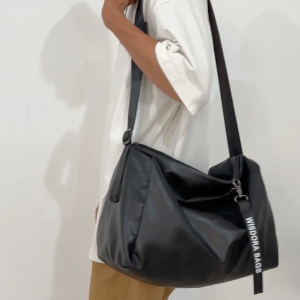 MENSPE กระเป๋าคาดไหล่แฟชั่นสำหรับผู้ชายและผู้หญิง กระเป๋าคาดไหล่แบบสะพายข้าง กระเป๋าสะพายข้างอเนกประสงค์ ความจุขนาดใหญ่ กระเป๋าเดินทางสำหรับเดินทางเพื่อธุรกิจ กระเป๋าฟิตเนสแบบลำลอง กันน้ำ เหมาะสำหรับเล่นกีฬากลางแจ้ง จี้ที่คาดผม