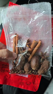 ชุดต้มพะโล้ ต้มขาหมู น้ำหนัก 40กรัม ประกอบด้วย ลูกจันทน์อบเชยเฉาก๊วยจี้โป๊ยกั๊กชวงเจีย พร้อมถุงผ้าใส่เครื่องเทศ